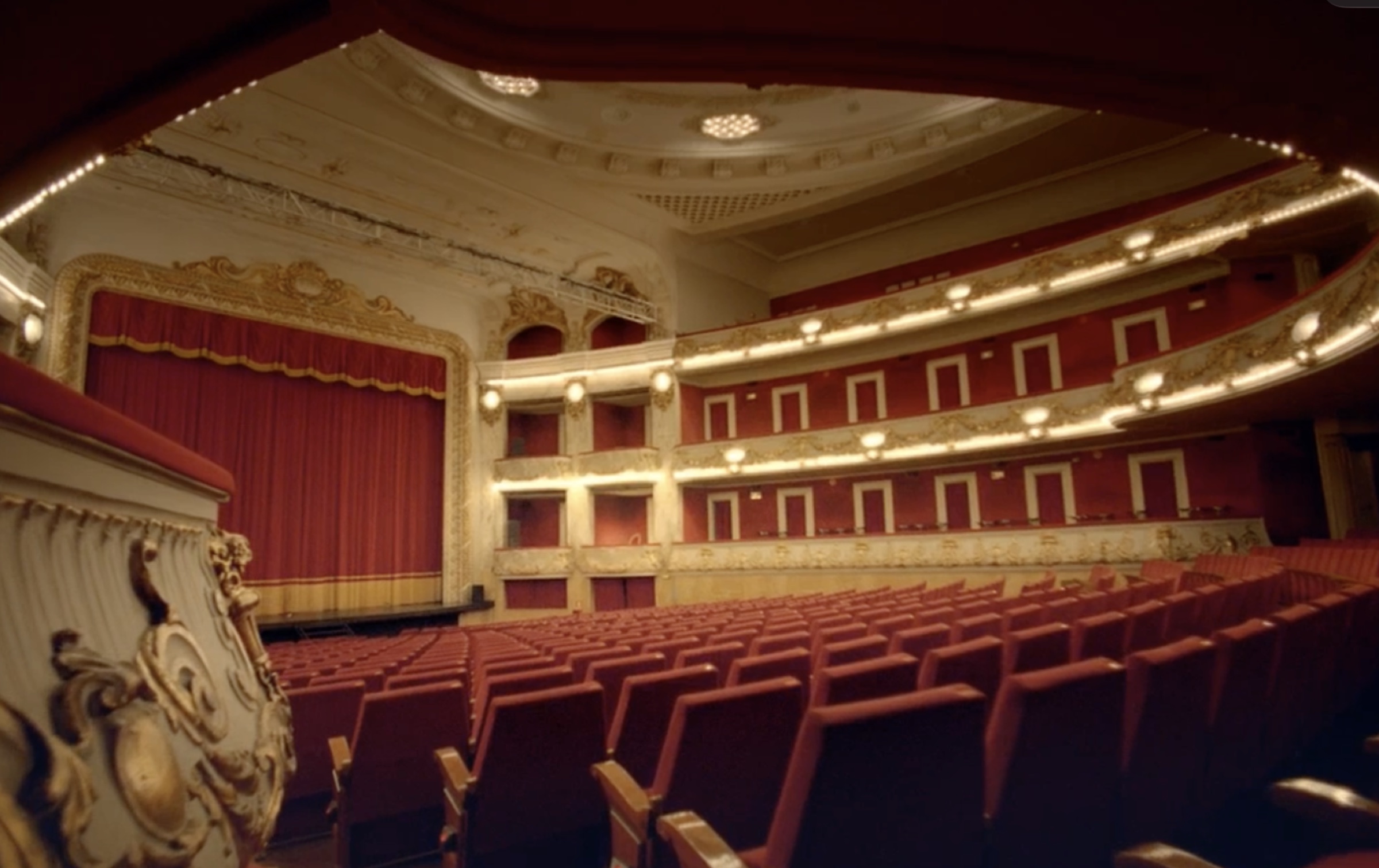 Image clé du film Dacia Les places dans un théâtre